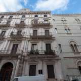 Il fabbricato, ristrutturato nel 2004, si trova via Crisanzio 119, quasi all�incrocio con via Eritrea. Stretto tra un edificio dal discutibile gusto post-moderno e da palazzo d�epoca in corso di restauro, si sviluppa su cinque livelli